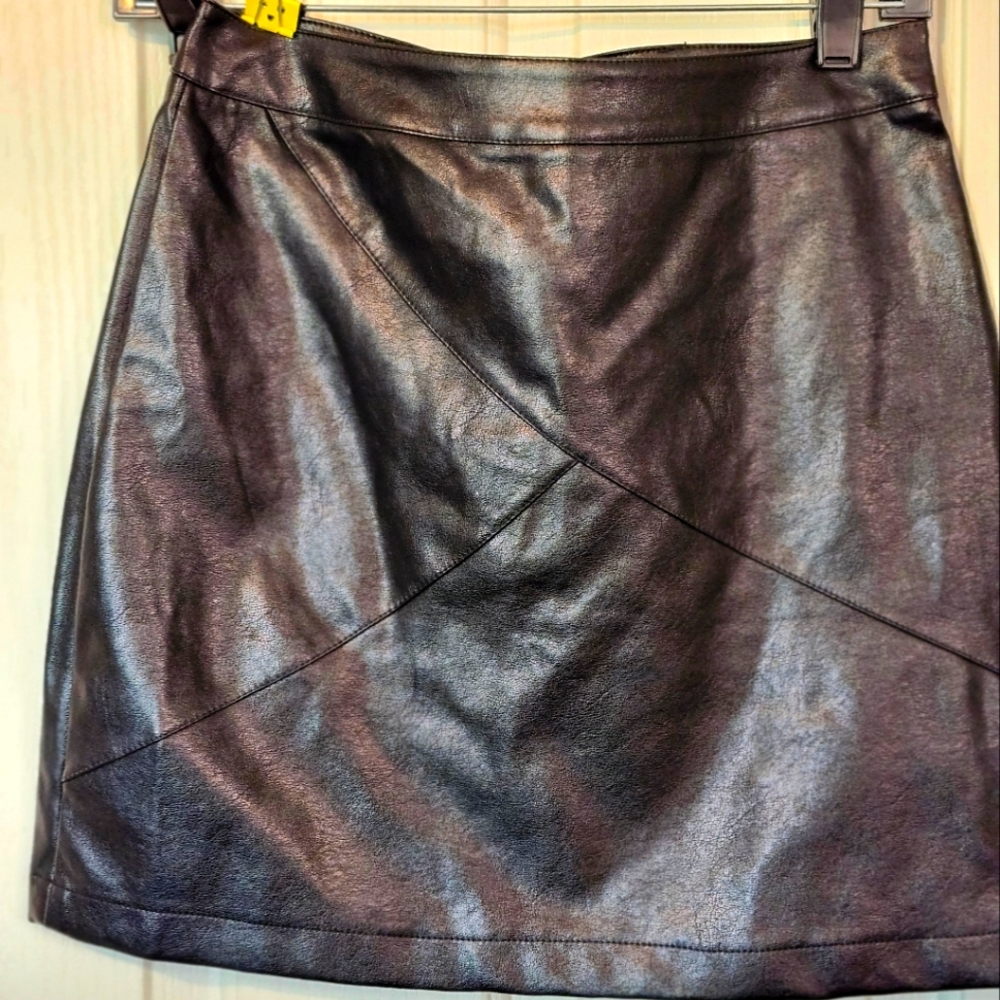 Juniors Guanyy Faux Leather Skirt in Size Small